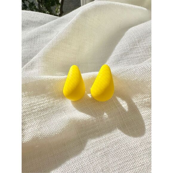Yellow mod style teardrop earrings - Picture 1 of 2